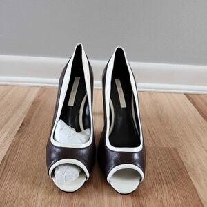 Bandolino Brown White Colorblock Peep Toe Heels 7.5